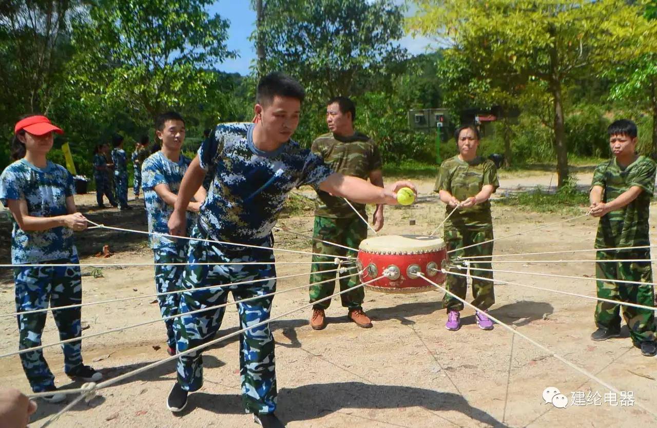 包含敲响战鼓，欧洲国家队备战迎接挑战的词条
