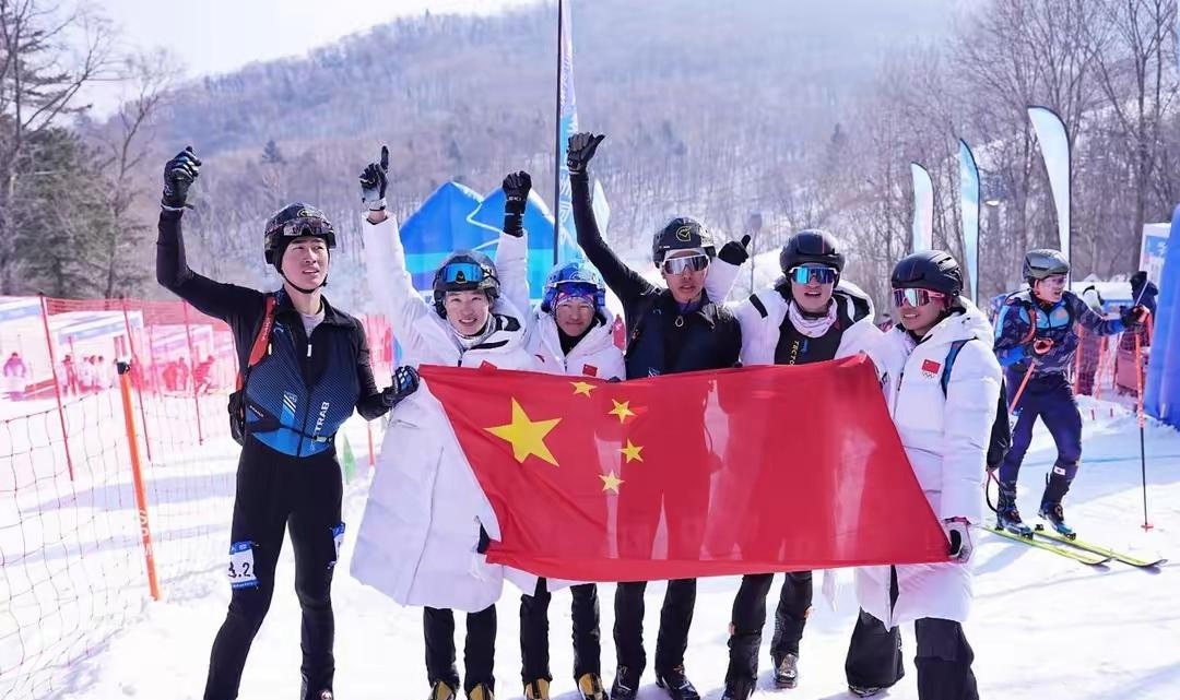 运动员们奋勇争先，赛场上掀起波澜